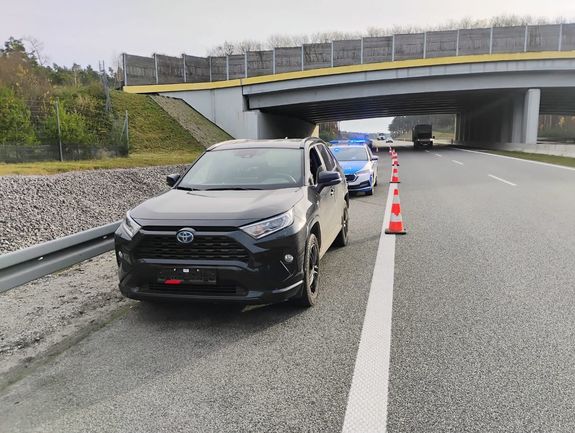 Skradzione auto a za nim policyjny radiowóz.