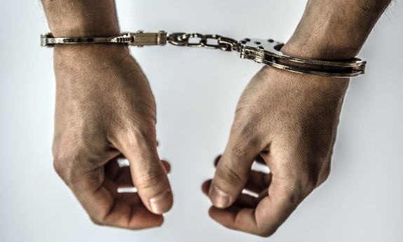 Ręce w kajdankach