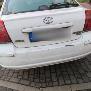 Toyota, którą podróżowali mężczyźni.