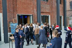 Goście wchodzący na salę.