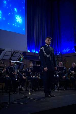 Dyrygent na pierwszym planie, za nim reszta policyjnych muzyków.