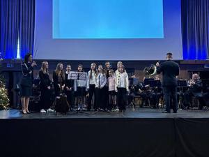 Dzieci i orkiestra na scenie.