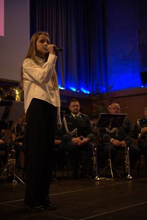 Dziewczynka mówi wiersz na scenie.