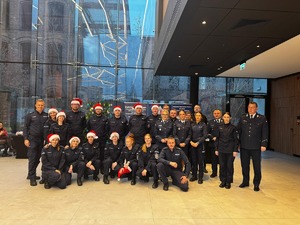 Policjanci pozują do wspólnego zdjęcia.