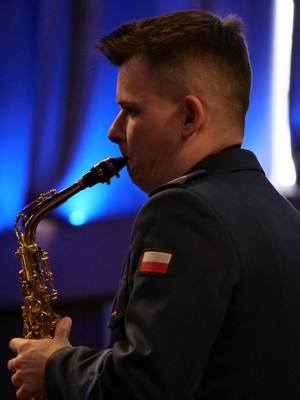 Policjant grający na scenie.