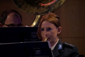 Policjantka grająca na instrumencie.