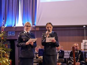 Na scenie stoją policjantki prowadzące wydarzenie.