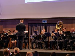 Policjanci grający na instrumentach.