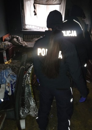 Policjanci w pustostanie.