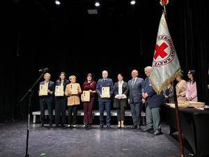 I Zastępca Komendanta Powiatowego Policji w Pabianicach stoi wśród osób wyróżnionych na gali.