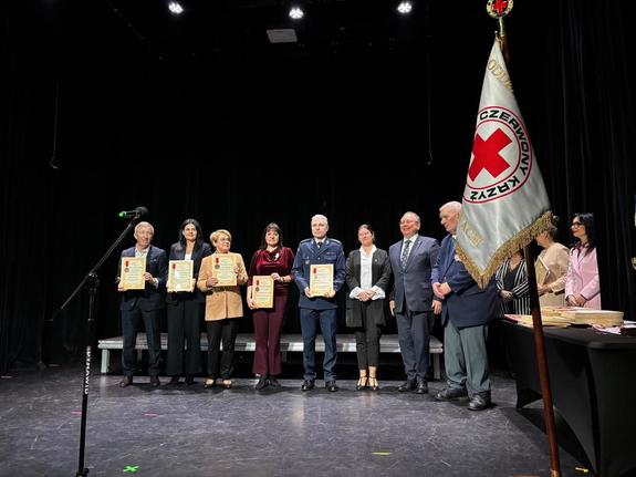 I Zastępca Komendanta Powiatowego Policji w Pabianicach stoi wśród osób wyróżnionych na gali.