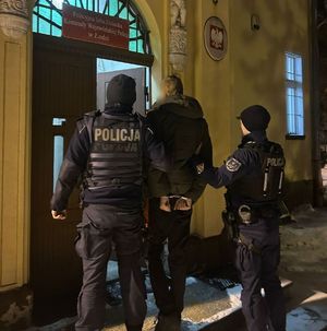 Policjanci prowadzą mężczyzn