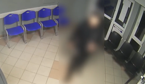 Mężczyzna w poczekalni.