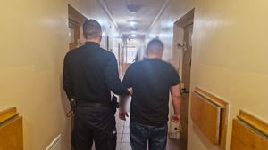 Policjant z zatrzymanym mężczyzną.