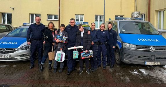 Wspólne zdjęcie policjantów i dzieci wraz z maskotką