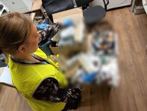 Policjantka z zabezpieczonym towarem.