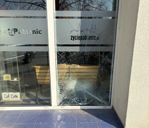 Uszkodzona szklana witryna.