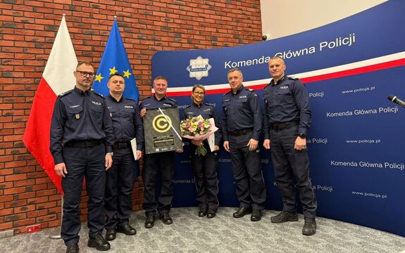 Laureaci nagrody wraz z nadinspektorem doktorem Tomaszem Michułką Zastępcą Komendanta Głównego Policji, nadinspektorem Arkadiuszem Sylwestrzakiem Komendantem Wojewódzkim Policji w łodzi, podinspektorem Robertem Ludwikowskim Komendantem Powiatowym Policji w Pabianicach oraz aspirant sztabową Anetą Piotrowicz pełniącą obowiązki Zastępcy Naczelnika Wydziału do walki z Przestępczością Gospodarczą i Korupcją pabianickiej jednostki Policji.