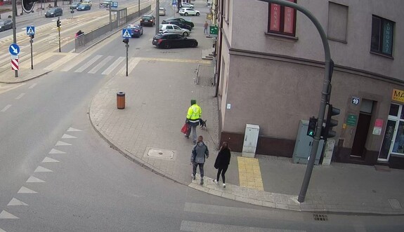 Zdjęcie z miejsca zdarzenia, na którym widać trzech sprawców.