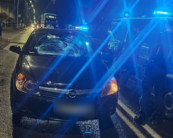 Rozbite auto uczestniczące w zdarzeniu drogowym. Służby pracujące na miejscu oraz ruch uliczny.