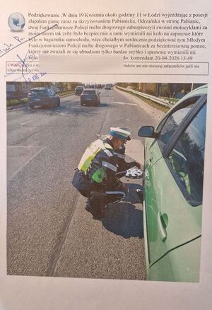 Treść podziękowań i zdjęcie policjantów wymieniających koło.