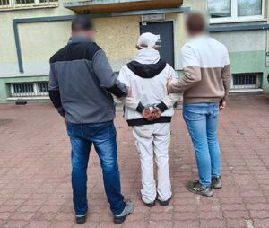 Kryminalni z zatrzymaną osobą.