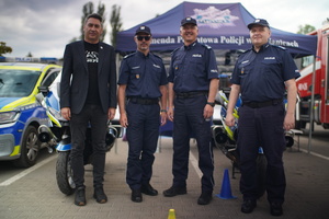 policjanci na tle stoiska Komendy Powiatowej Policji w Pabianicach