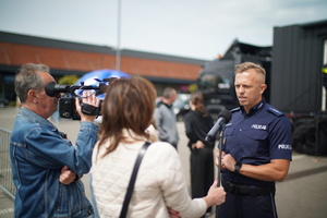 policjant w trakcie wywiadu dla telewizji