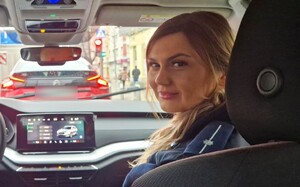 Policjantka siedząca w aucie
