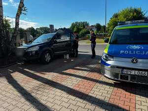 Policjantki przy samochodzie, w którym znajduje się zaginiony senior.
