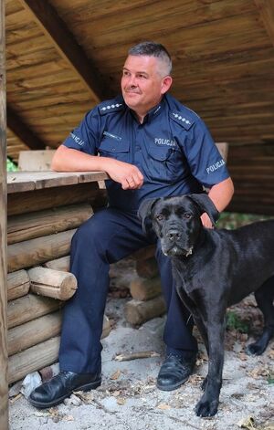 Policjant z psem.