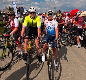 policjantka i policjant w ubraniu cywilnym na rowerach podczas wyścigu Tour de Pologne 2026 Amatorów