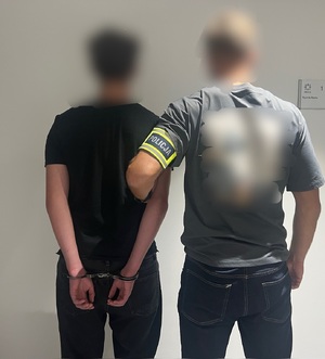 Policjant z zatrzymanym nieletnim