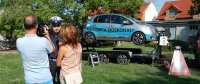 policjant podczas wywiadu dla lokalnej telewizji