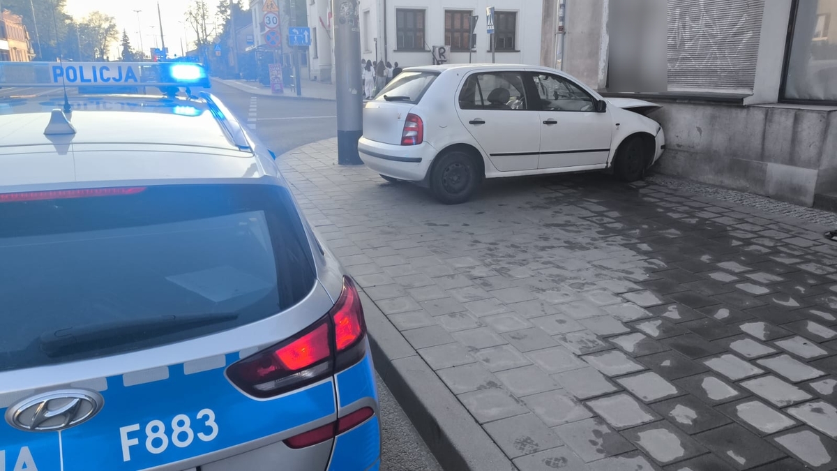 Nietrzeźwy kierujący i bez uprawnień uderzył w budynek