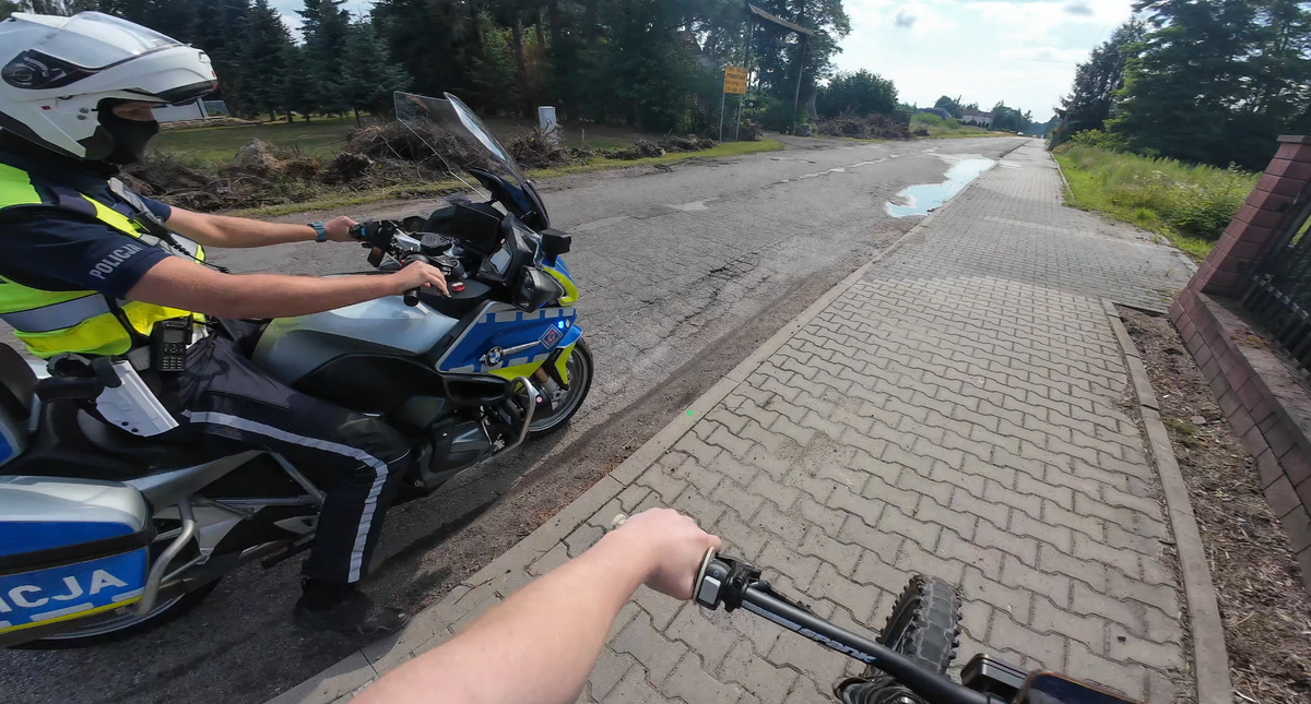 Nieletni uciekał przed policyjną kontrolą. Nagrywał swoją brawurową jazdę kamerą sportową