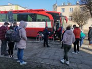 Policjanci oraz mieszkańcy Zgierza czekają przed autobusem służącym do oddawania krwi.