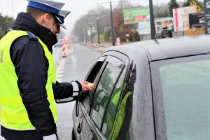 Policjant sprawdza stan trzeźwości kierującego