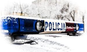 Zaśnieżony napis policja na dachu radiowozu