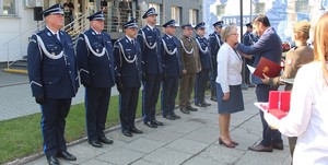 Szef Urzędu ds. Kombatantów i Osób Represjonowanych Lech Parell odznacza Panią Grażynę Szkonter Przewodniczącą Stowarzyszenia Rodzina Policyjna 1939 r. Województwo Świętokrzyskie medalem Pro Bono Poloniae