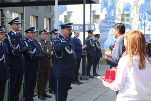 Na zdjęciu inspektor Maciej Klepacki oddaje honor Szefowi Urzędu ds. Kombatantów i Osób Represjonowanych