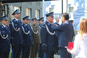 Szef Urzędu ds. Kombatantów i Osób Represjonowanych Lech Parell odznacza inspektora Macieja Klepackiego Komendanta powiatowego Policji w Zgierzu medalem Pro Patria.