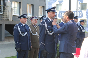 Szef Urzędu ds. Kombatantów i Osób Represjonowanych Lech Parell odznacza młodszego inspektora Michała Kaliszewskiego I Zastępcę Komendanta Powiatowego Policji w Zgierzu medalem Pro Patria