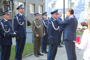 Szef Urzędu ds. Kombatantów i Osób Represjonowanych Lech Parell odznacza nadkomisarza Adama Kulińskiego  Zastępcę Komendanta Powiatowego Policji w Zgierzu medalem Pro Patria