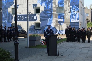 Na zdjęciu widać inspektora Arkadiusza Sylwestrzaka Komendanta Wojewódzkiego Policji w Łodzi przemawiającego w czasie uroczystości