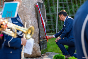 Odsłonięcia tablicy dokonuje Szef Urzędu ds. Kombatantów i Osób Represjonowanych Lech Parell