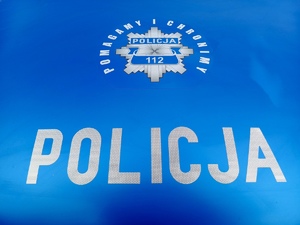 Napis Policja i Pomagamy i chronimy na niebieskim tle