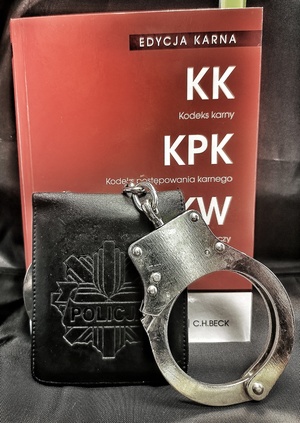 Kajdanki policyjne na tle kodeksu karnego