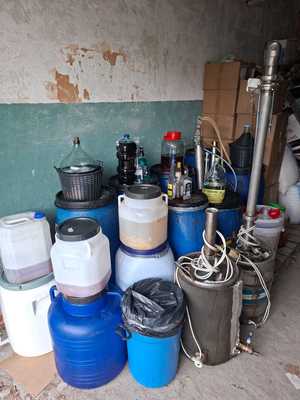 aparatura i produkty z nielegalnej wytwórni alkoholu