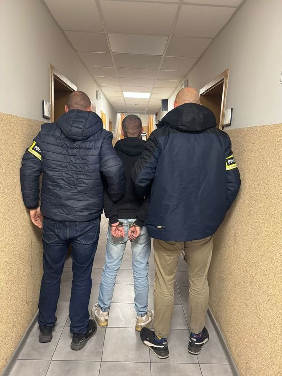 zatrzymany mężczyna z funkcjonriuszem policji